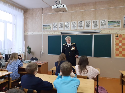 Урок проводит ветеран ВС подполковник в отставке Авраменко В.И.