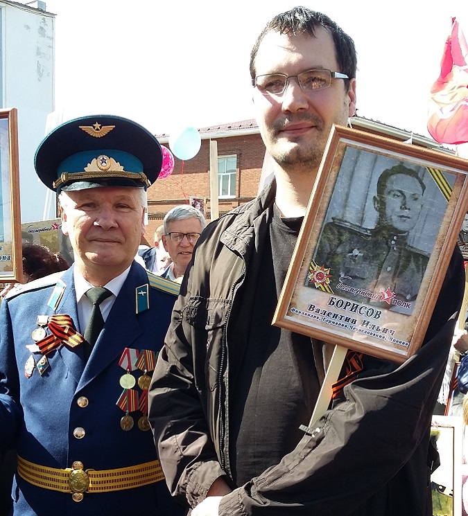 Ветеран ВС подполковник в отставке Борисов С.В. с сыном на акции Бессмертный полк-2018 в Павловском Посаде Ветераны с семьями в Бессмертном полку