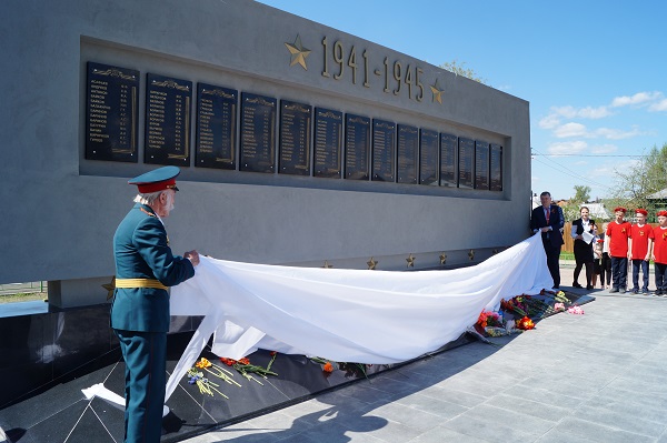 Памятник открывает ветеран ВС подполковник в отставке Дрождин В.М. Открытие памятника на Городке