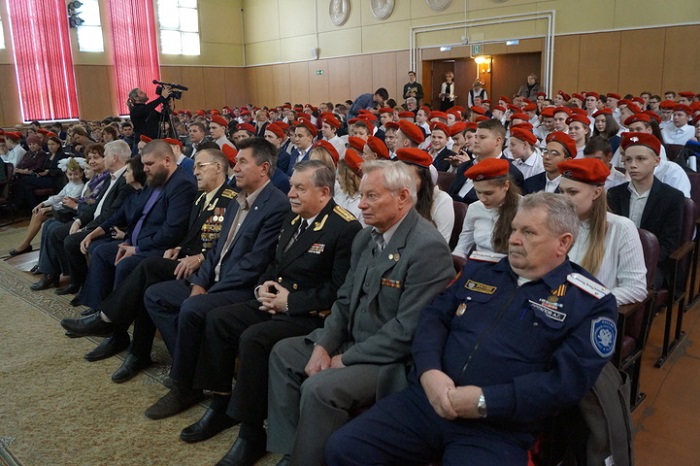 Провожать ребят в армию пришли родстввенники, друзья и ветераны ВС РФ