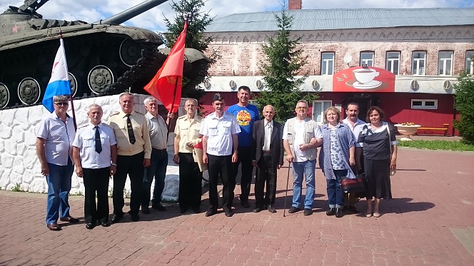 После мероприятий в парке ветераны переместились к танку