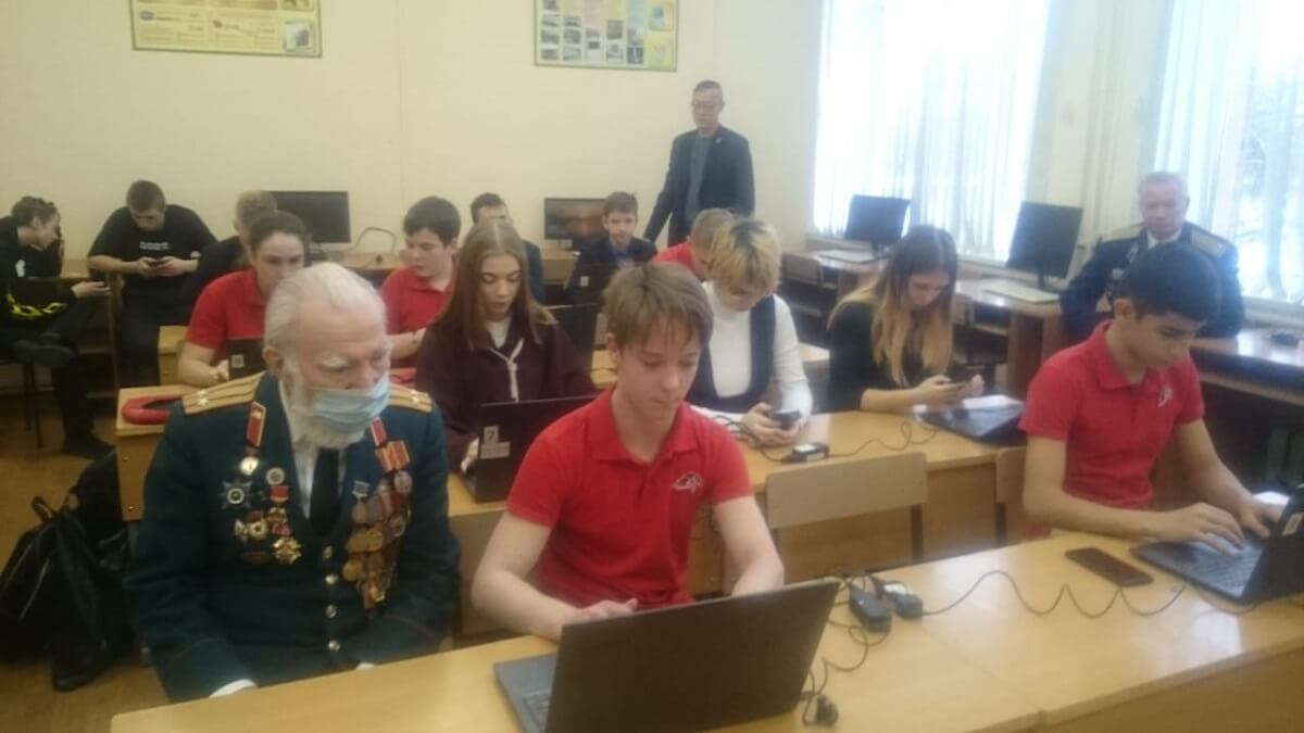 Ветеран ВС подполковник Дрождин В.М. проводит тест на знание истории ВОВ в школе 5