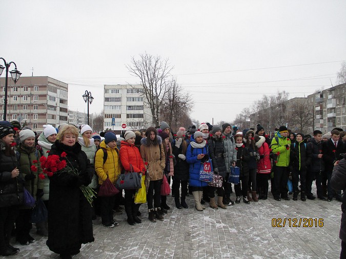 Участники митинга слушают выступления В митинге приняли участие ветераны, взрослое население и молодежь